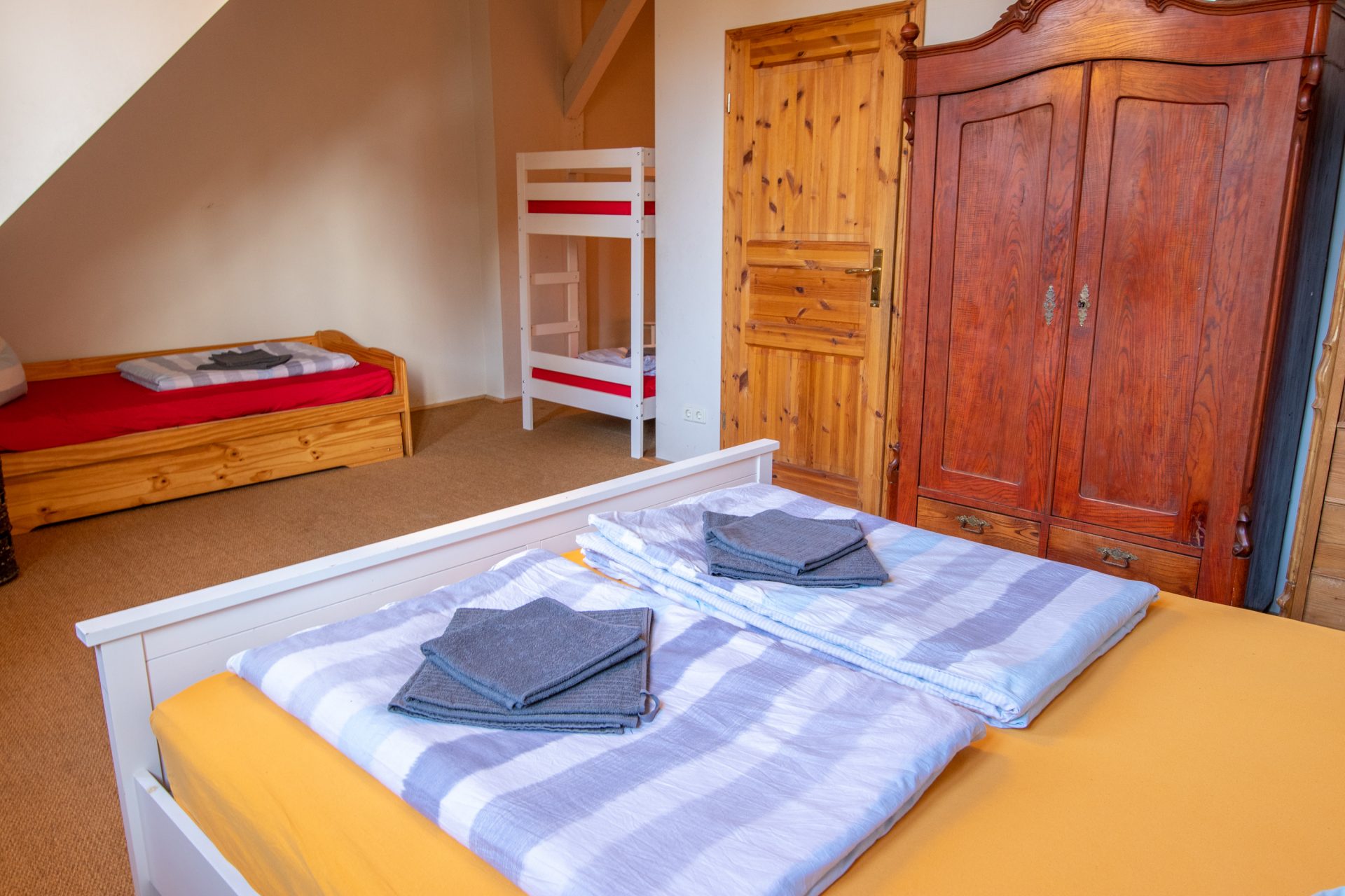 Schlafzimmer mit Doppelbett, Auszieh- und Etagenbett